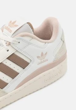 Adidas Originals Forum Unisex - Baskets Basses - Core White/Chalky Brown/Taupe -Femelle Vêtements Boutique 0874303fd5bf4c94a7a62053de70c504