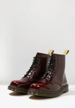 Dr. Martens Winchester Ii Boot 1460 Vegan - Bottines À Lacets - Cherry -Femelle Vêtements Boutique 2d96a4f186cb450aad5f0e76255e066c
