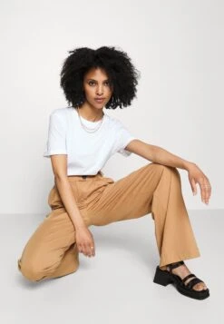 Petite Business Casual Wide Legs With Front Pleats - Pantalon Classique - Beige 9 Petite Business Casual Wide Legs With Front Pleats - Pantalon Classique - Beige -Femelle Vêtements Boutique 76a1b0814ce6475195d0c38eab76c036