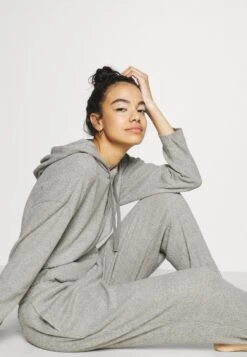 CALVIN KLEIN UNDERWEAR Ease Hoodie - Haut De Pyjama - Grey Heather 11 CALVIN KLEIN UNDERWEAR Ease Hoodie - Haut De Pyjama - Grey Heather -Femelle Vêtements Boutique 985ded978d3642a1a06b6aa5f4bbf751