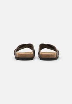 Pier One Unisex - Chaussons - Brown 8 Pier One Unisex - Chaussons - Brown -Femelle Vêtements Boutique b64bd94841374f58a4a8e2cf13040258
