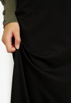 Jupe Longue - Black -Femelle Vêtements Boutique e3e924a5764c4615a5521ba33d9fb165